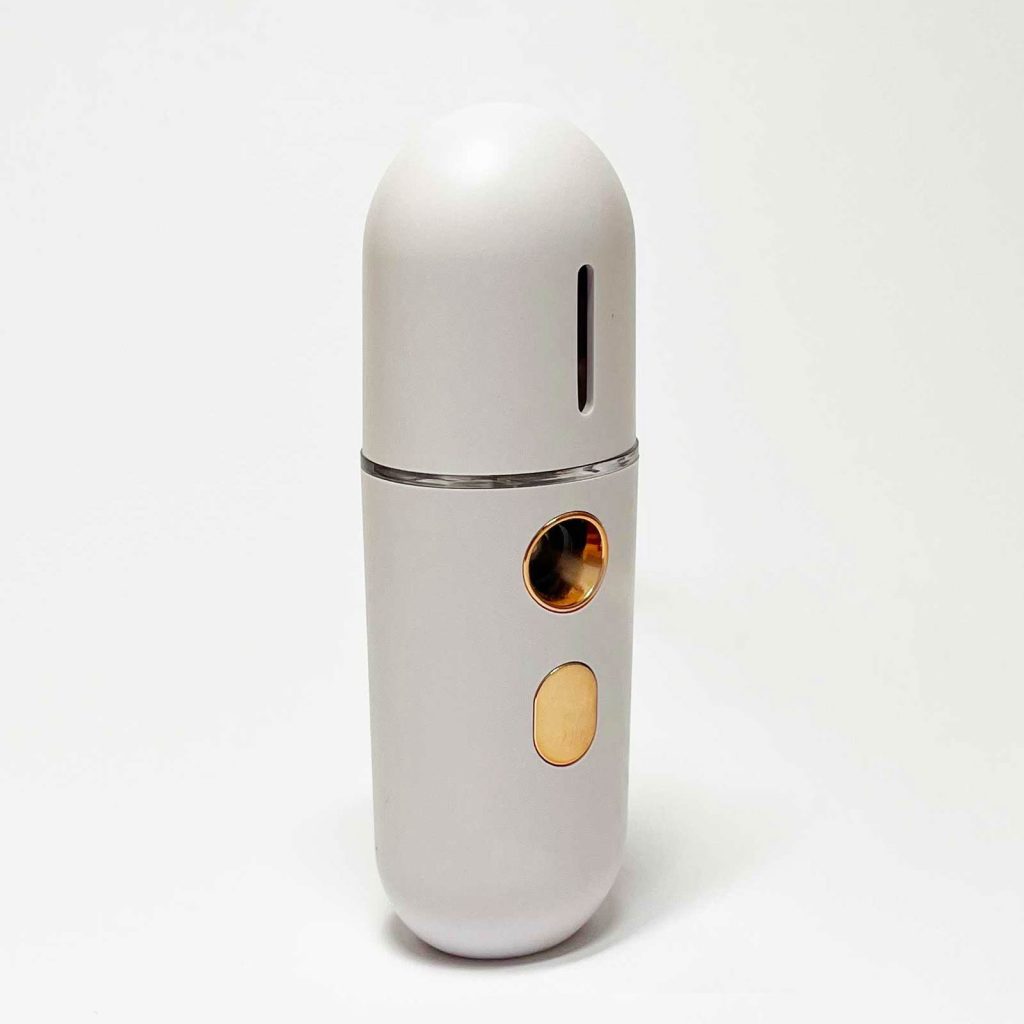 Vernevelaar voor wimperextensions (Nano Mister Vernevelaar) van Luxury Lashes (Schuin Vooraanzicht - Spuitend)