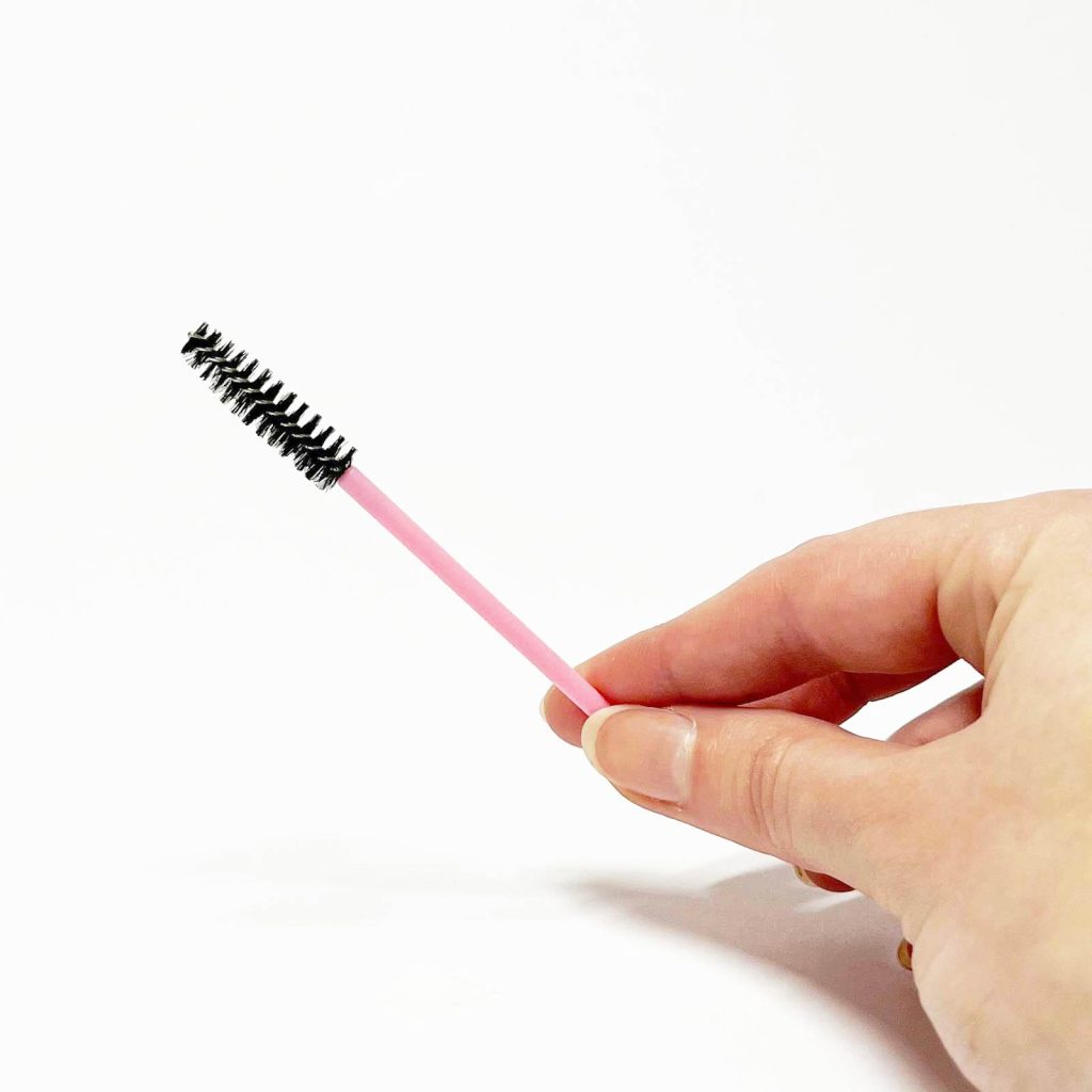 Wimperborstels voor wimperextensions (50 stuks) van Luxury Lashes - in hand