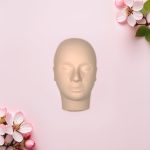 Oefenhoofd (practice head) voor wimperextensions van Luxury Lashes (Liggend in Roze achtergrond)